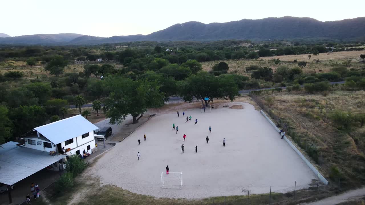 toma de drone de un grupo de niños jugando al fútbol.