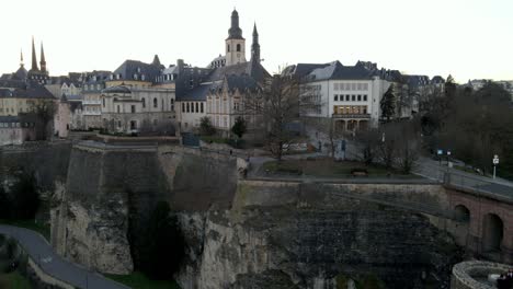 drone volando cerca del centro histórico de la ciudad de luxemburgo