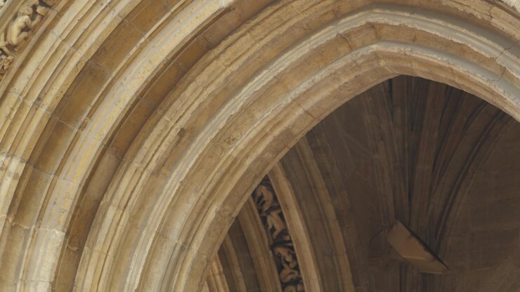 Dettagli ornati del soffitto a volta in pietra nella Cattedrale Metropolitana di San Salvador di Oviedo.