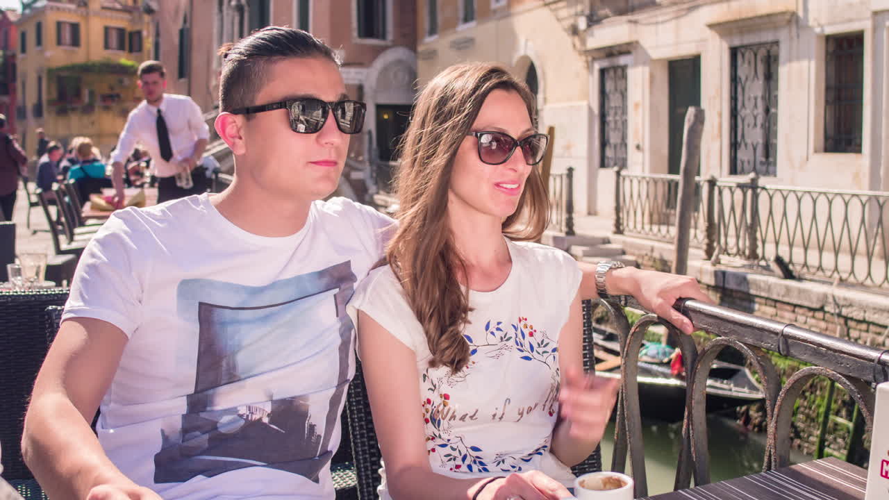 una pareja disfrutando de un café en venecia.