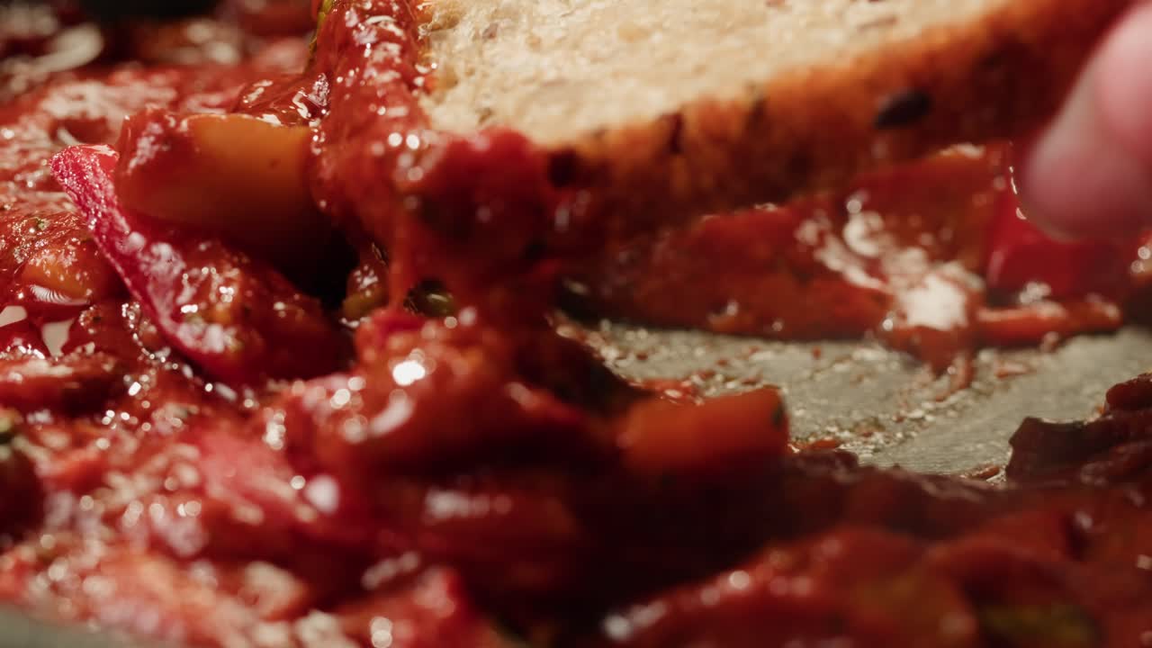 Cooking pasta sauce with bread