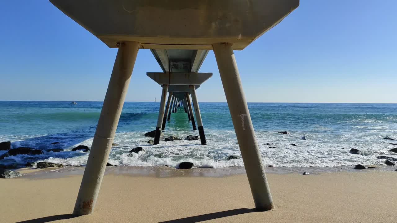 the sea under the jetty