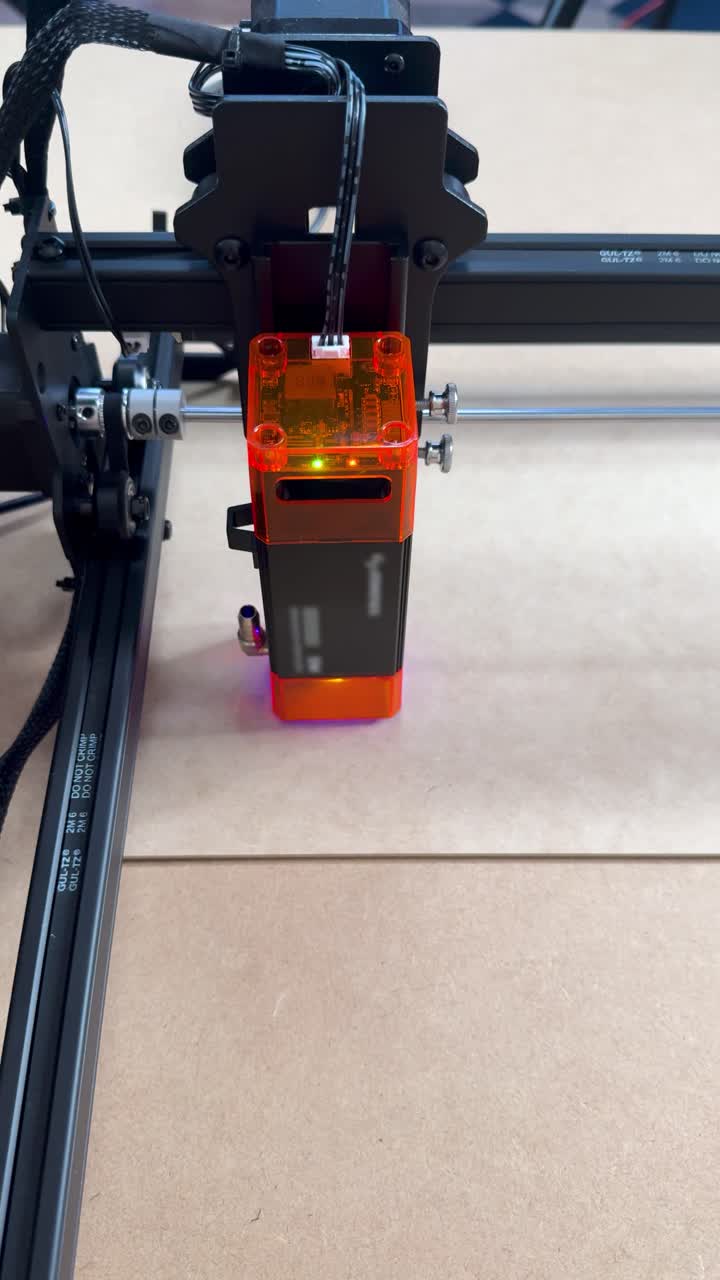 Máquina de gravação a laser cortando um padrão, close-up
