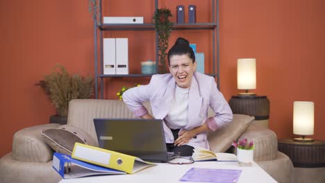 Home-Office-Arbeiter-Junge-Frau-Hat-Bauchschmerzen.