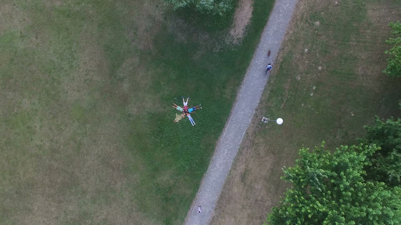 잔디 에 누워 있는 별 모양 을 형성 하는 친구 들 의 위 에서의 모습