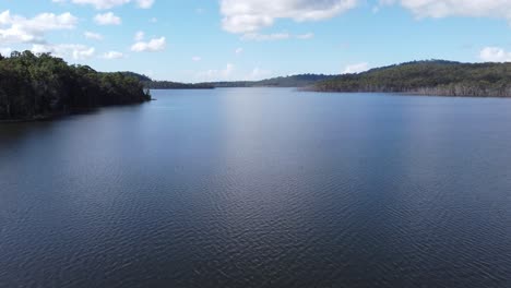 Volando-Sobre-Un-Lago-Y-Agua