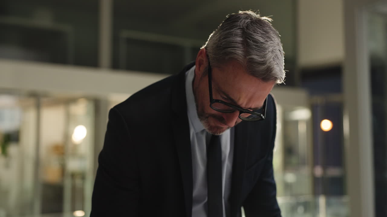 Empresário revisando documentos no escritório