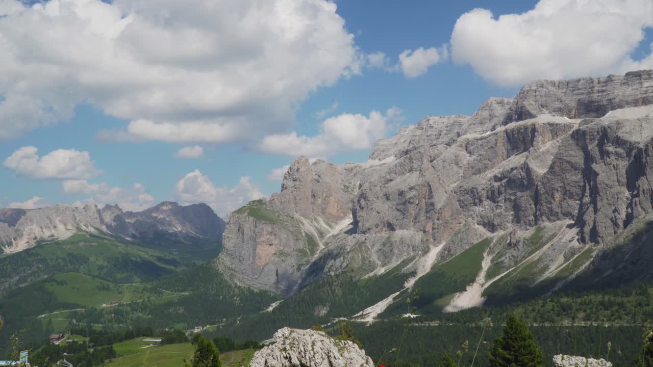 sereno panorama de majestuosos dolomitas en el valle val gardena en un día soleado de verano