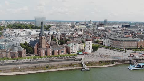 Fundador-Del-Paseo-Del-Dique-Del-Rin,-Düsseldorf,-Alemania