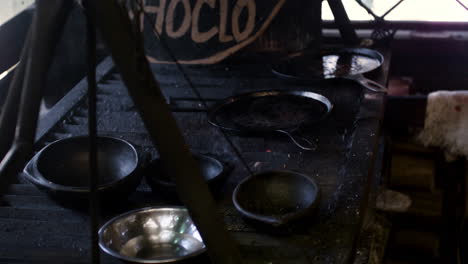 mujer cocinando comida latina