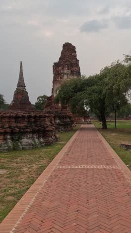 un tranquilo paseo por las ruinas del antiguo templo