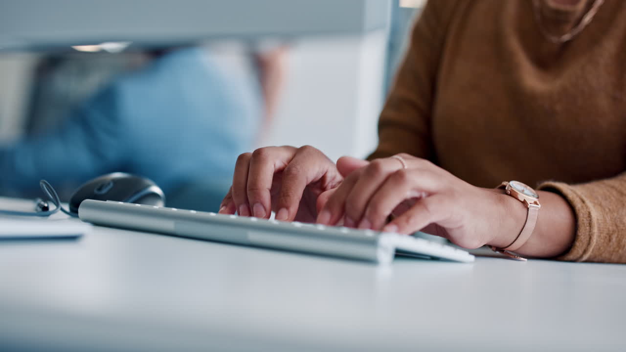 búsqueda, mecanografía o zoom de las manos con computadora