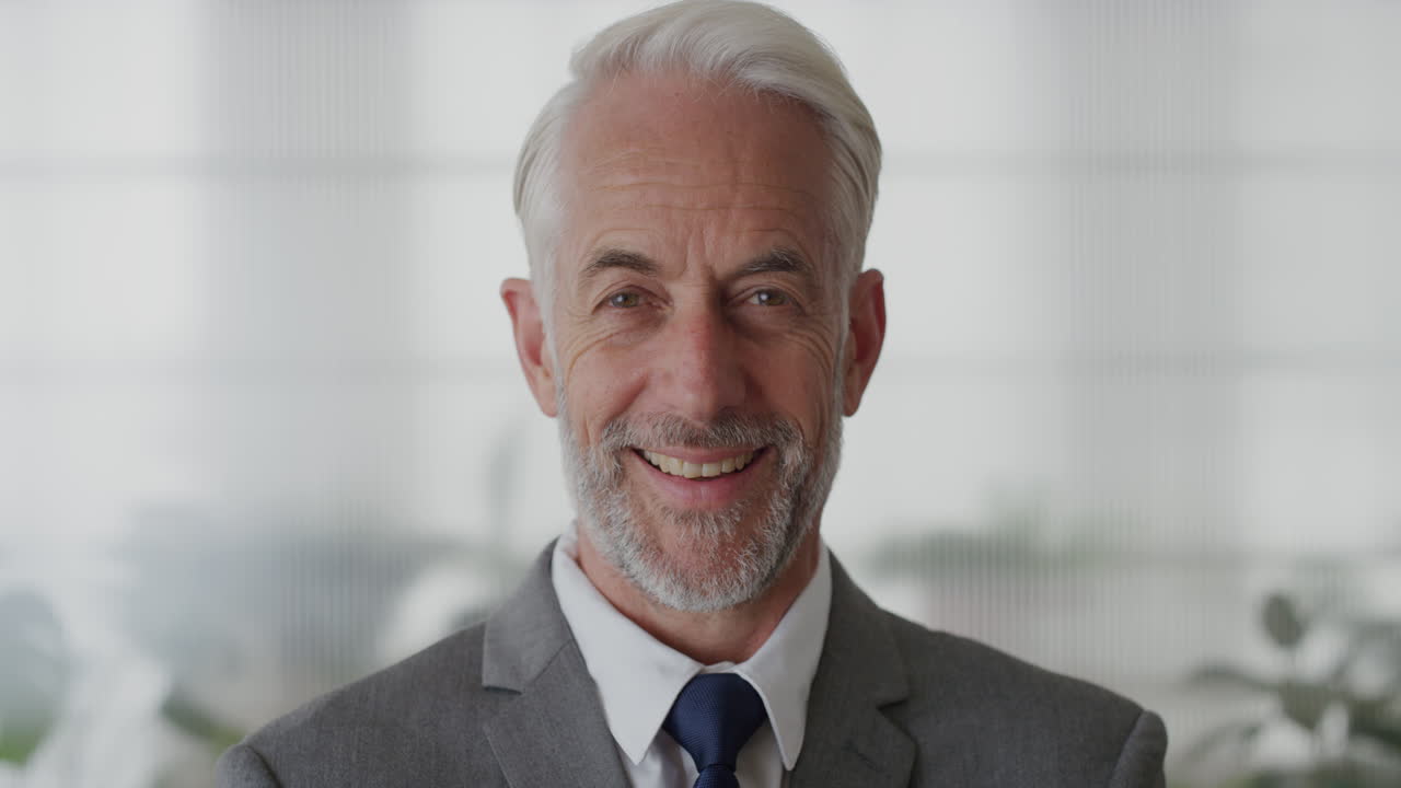 retrato feliz hombre de negocios maduro ejecutivo riendo disfrutando de una carrera exitosa alegre empresario profesional de mediana edad con traje en cámara lenta