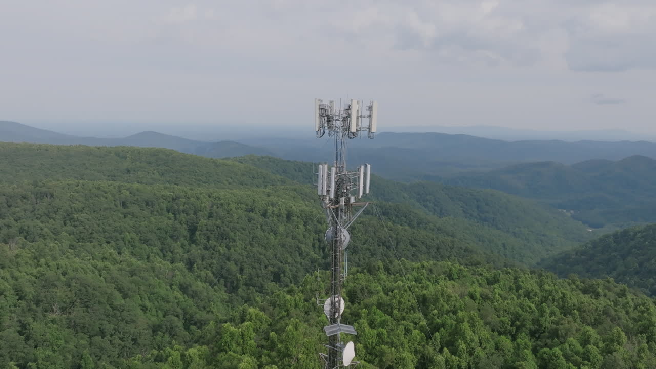 imágenes aéreas de una torre de telefonía móvil en las zonas rurales montañosas de virginia