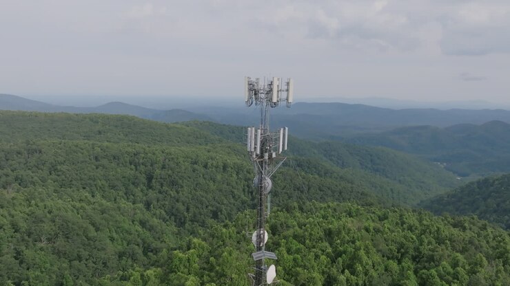 Riprese aeree di un'antenna per cellulari nella Virginia rurale e montuosa.