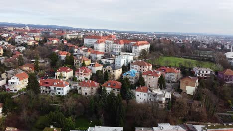 Vista-Aérea-Del-Edificio-De-Apartamentos-En-El-Casco-Antiguo-De-Zagreb,-Croacia