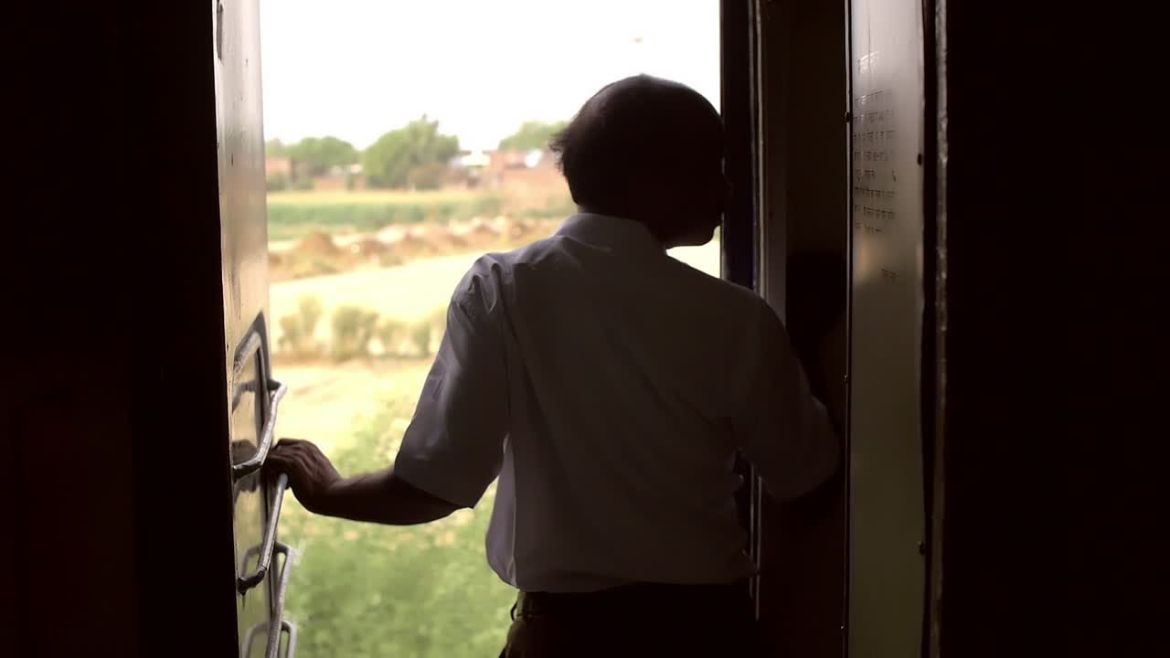 기차에 윤곽이 잡힌 사람들