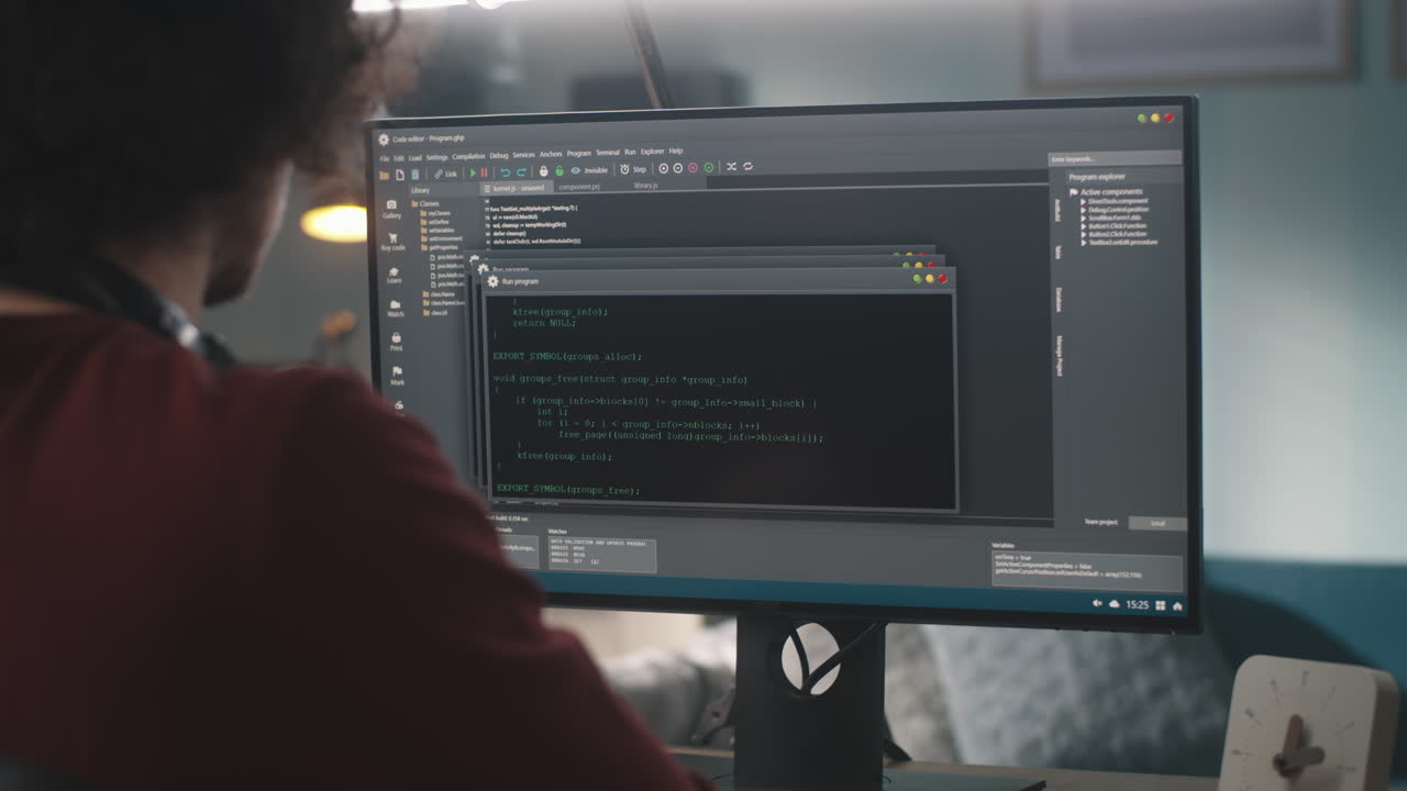 persona codificando en una computadora