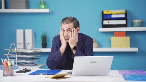 un hombre de negocios deprimido, infeliz y triste.