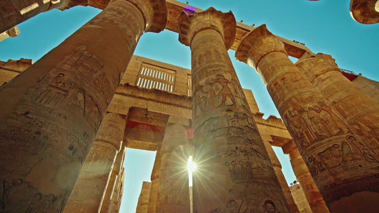 Karnak Tapınağı'ndaki Figürlü Kabartma Sütunlar Arasında Güneş Hüzmeleri