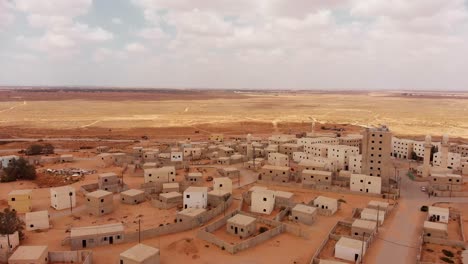 Luftaufnahme-Einer-Alten,-Leeren-Stadt-In-Der-Wüste-In-Palästina-In-Der-Nähe-Von-Gaza-Am-Morgen-Mit-Wunderschönen-Wolken-Am-Himmel