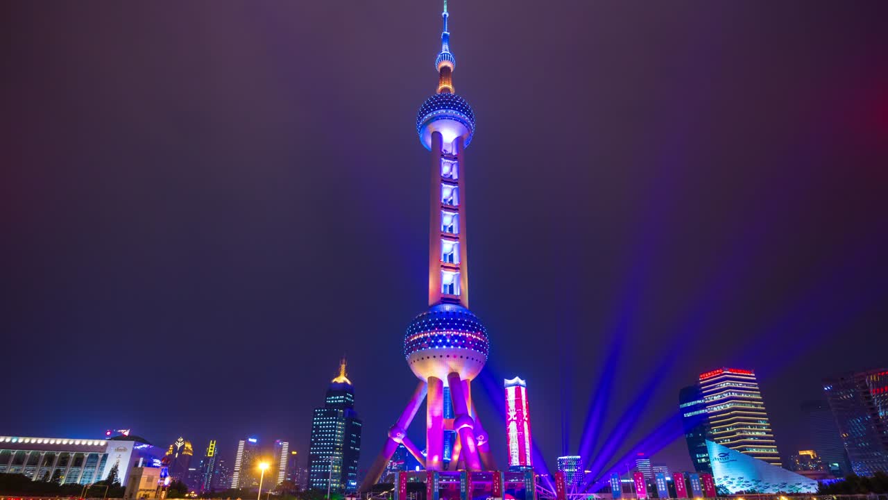 noche iluminada shanghai famosa perla torre oriental círculo de tráfico panorama 4k lapso de tiempo china