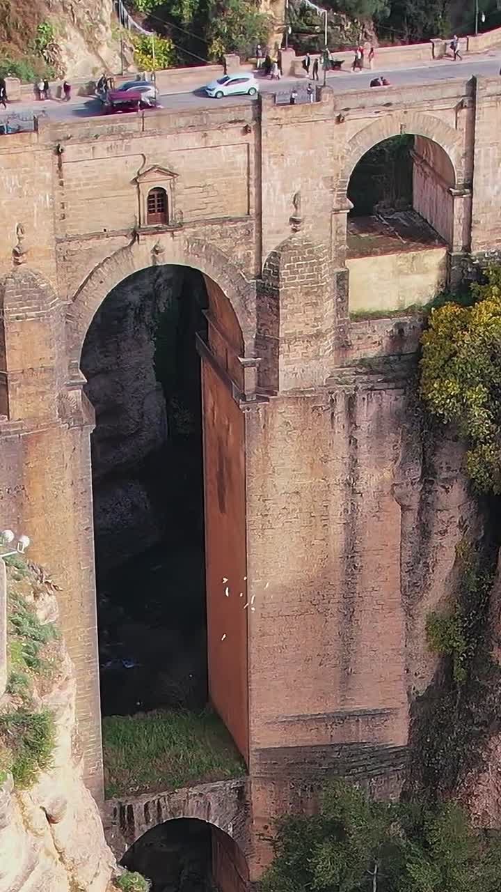 Vista del puente de Ronda sobre un desfiladero en Málaga, España, durante el día