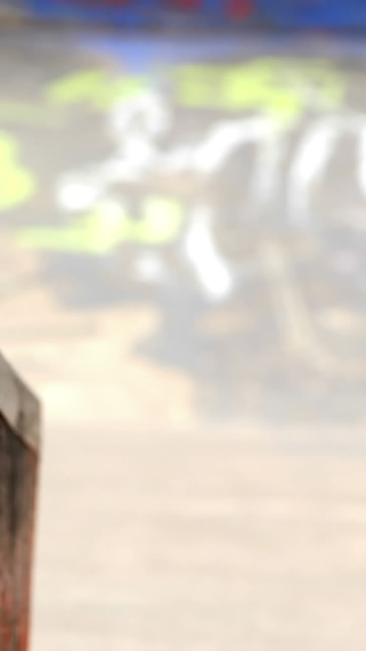 젊은 스케이트보더가 야외 스케이트파크에서 스케이트를 타고 있다