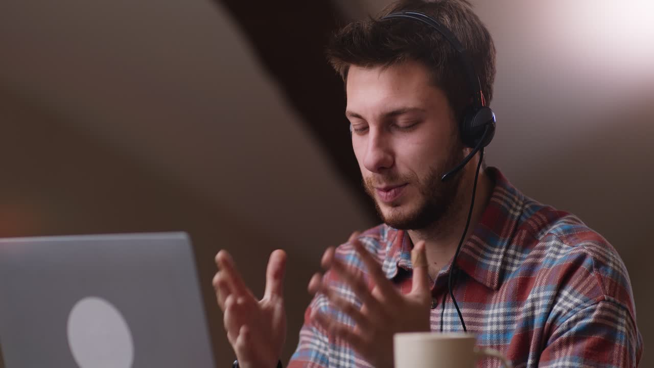 hombre en una llamada de video