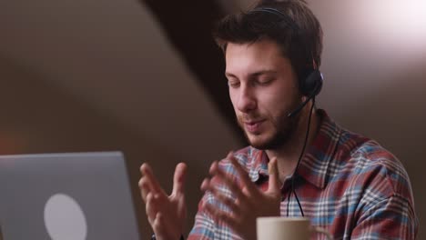 hombre en una llamada de video