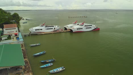 taxi acuático o ferry utilizado para transportar pasajeros del sur al norte de la isla caribeña de trinidad