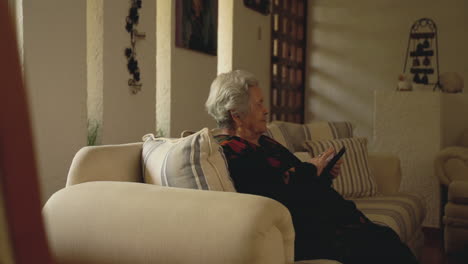 mujer anciana leyendo un libro digital