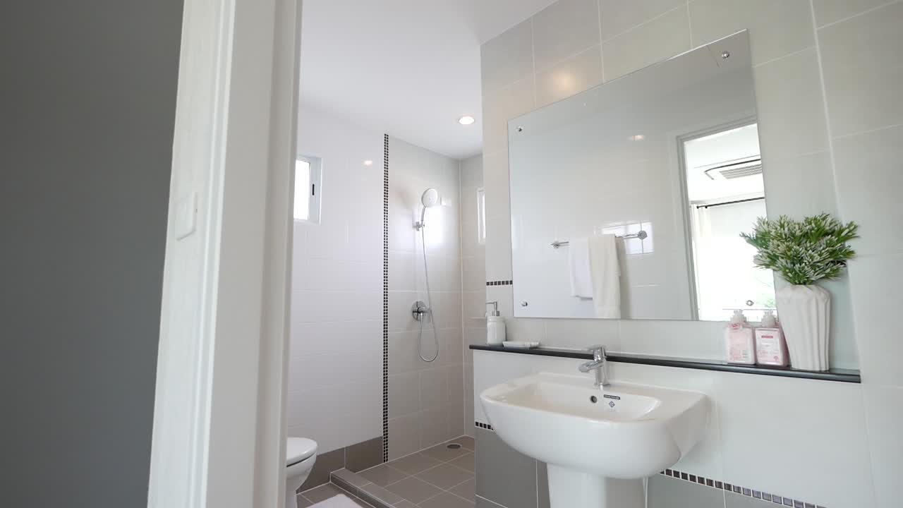 decoración moderna y elegante de baños y aseos limpios con el hermoso artículo