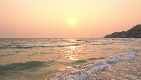 Exotischer-Blick-Auf-Den-Sonnenuntergang-über-Dem-Meer,-Zeitlupe-Von-Meereswellen,-Die-Langsam-Schäumend-Zum-Strand-Auf-Marmaris-Türkei-Rollen