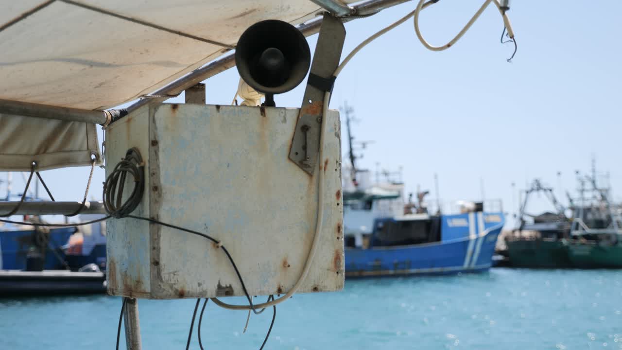 un altavoz de bocina en un pequeño barco de pesca en el puerto deportivo