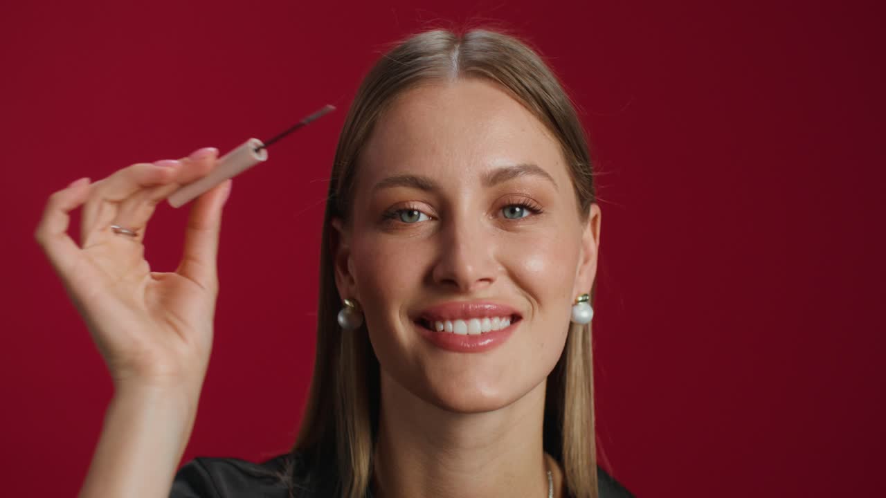 mujer aplicando maquillaje