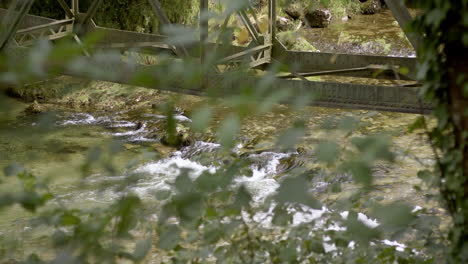 Puente-Ferroviario-Sobre-Un-Río-Alpino-De-Aguas-Cristalinas-En-Austria