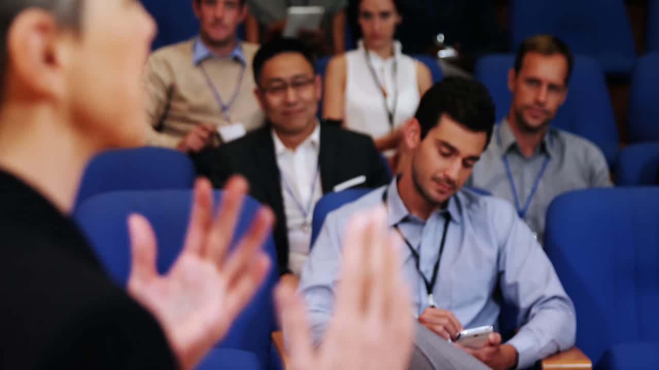 ejecutiva de negocios dando un discurso