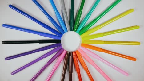 el bolígrafo se sintió en el tocadiscos. el marcador girar girar. girar, crear patrón, hacer el diseño de la forma del círculo. vista superior, colocación plana