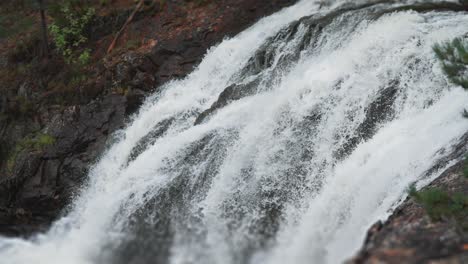 cascadas de agua blanca sobre las rocas oscuras