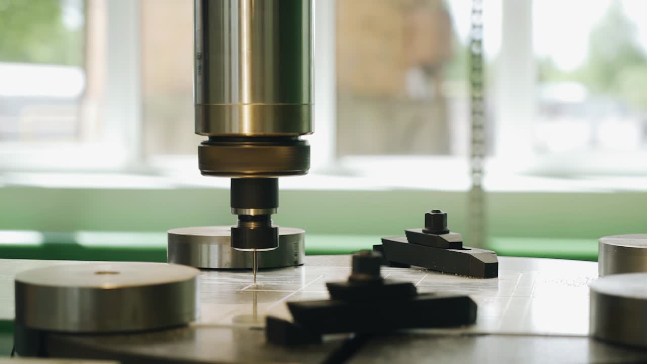 산업 기업에서 굴착 기계의 작업 - 스핀들 근접