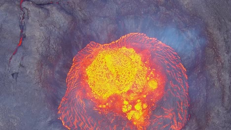 Notable-Vista-De-Pájaro-En-Cámara-Lenta-Masiva-Vista-De-Arriba-Hacia-Abajo-Drone-De-La-Erupción-Del-Volcán-Fagradalsfjall-En-La-Península-De-Reykjanes-En-Islandia