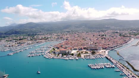 Luftaufnahme-Des-Yachthafens-Von-D-Marin-Lefkas-Voller-Boote-Und-Schiffe-In-Lefkada