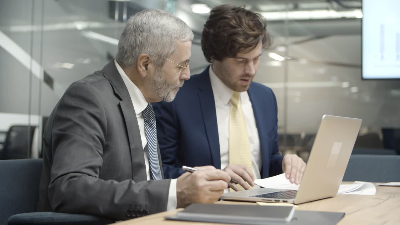 joven empresario comprobando cuidadosamente el acuerdo