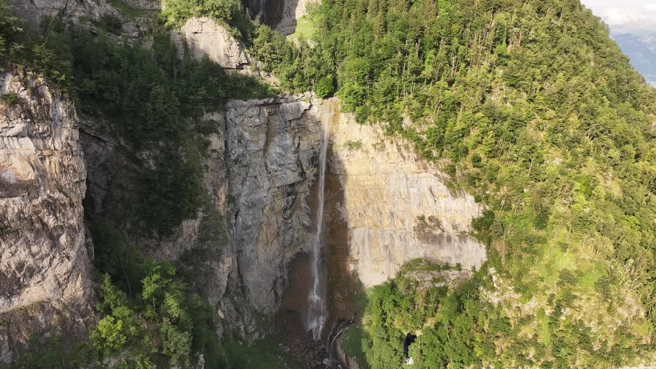cascadas contra paredes de roca empinadas, las cataratas de seerenbach en betlis, amden, suiza