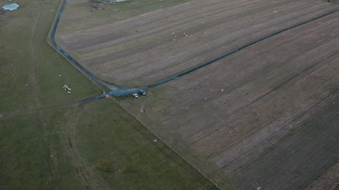 백그라운드에서 machair와 함께 berneray 해변의 쿼드에서 크로프터에 의해 실행 중인 양의 기울이기 무인 항공기 샷