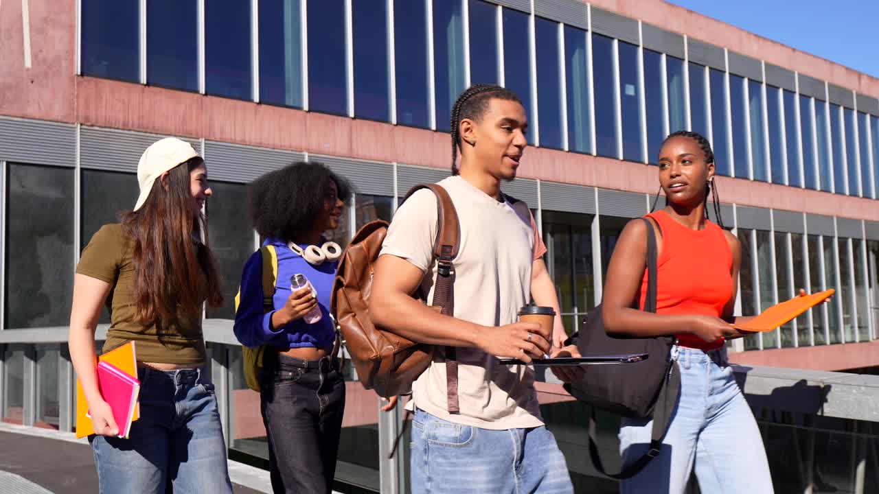 Gruppo eterogeneo di studenti universitari che camminano e parlano nel campus