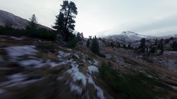 Clip di drone delle incredibili Dolomiti italiane, ripresa cinematografica FPV con drone dal DJI Avata.