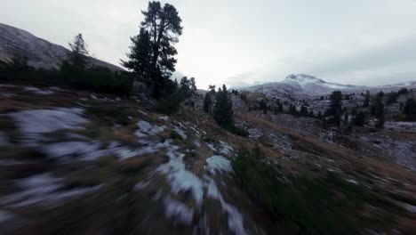 drohnenclip der erstaunlichen italienischen dolomiten, filmische fpv-drohnenaufnahme vom dji avata