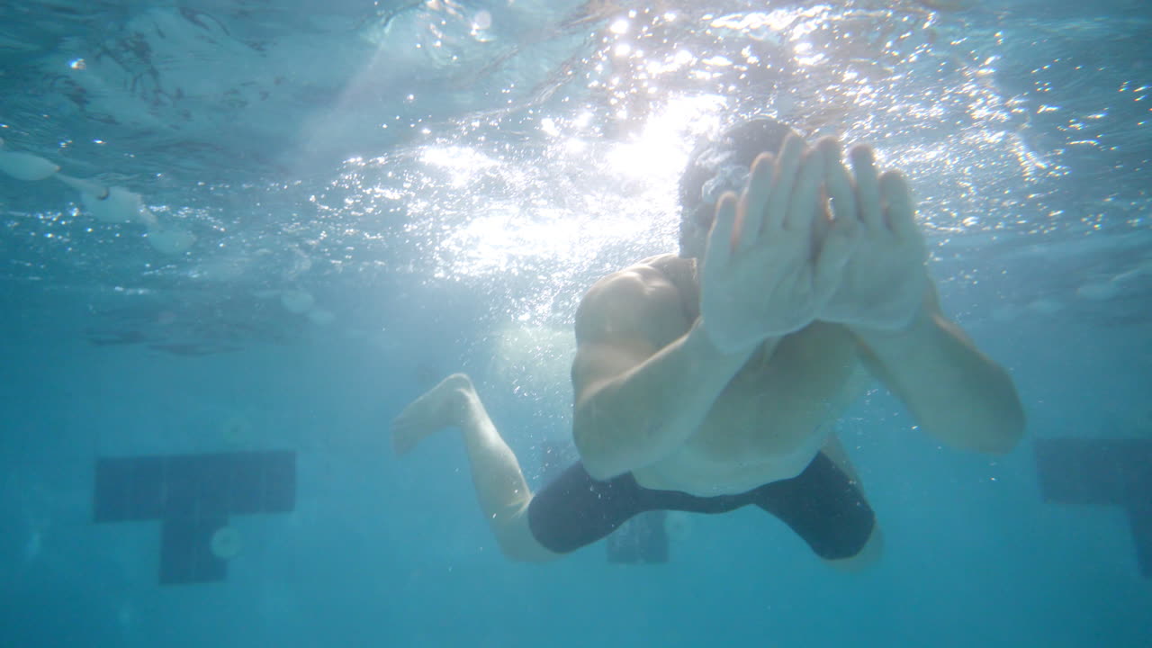 natación bajo el agua